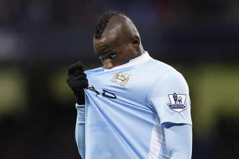 Mario Balotelli ashamed and holding his face in Manchester City 2012