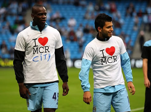 Mario Balotelli with a 'I love MCR City' shirt, side by side with Sergio Aguero, in Manchester City 2012