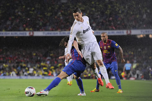 Cristiano Ronaldo trying to around Carles Puyol, in Barcelona 1-2 Real Madrid, for La Liga 2012