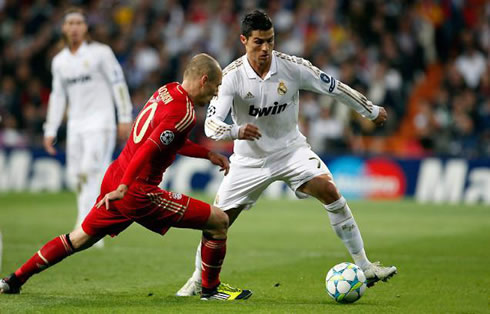 Cristiano Ronaldo dribbling Arjen Robben, in an UEFA Champions League game, between Real Madrid and Bayern Munich, in 2012