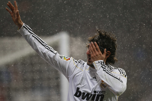 Estaban Granero making the pirate or 'pirata' eye patch hand gesture, in Real Madrid goal celebrations