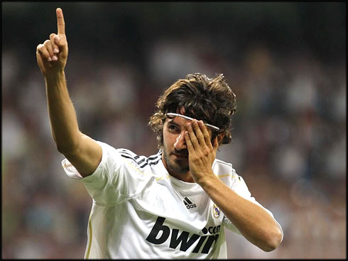 cristiano-ronaldo-494-esteban-granero-the-pirate-el-pirata-celebrating-goal-for-real-madrid-with-his-hand-doing-an-eye-patch-in-2012.jpg