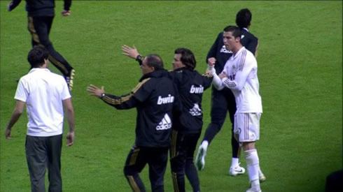 Cristiano Ronaldo responding to Javi Martínez insults and provocations, with a typical Portuguese hand gesture, called 'Manguito' by Zé Povinho, in San Mamés, for La Liga 2012