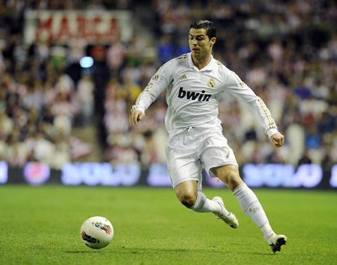 Cristiano Ronaldo switching directions in a Real Madrid match in 2012