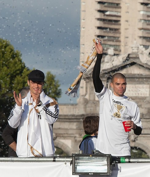 Cristiano Ronaldo applauding the fans with Pepe, in the Cibeles in 2012