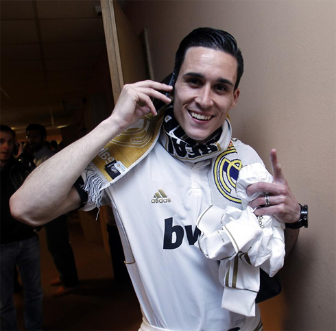 José Callejón hapiness after winning La Liga, while talking on the phone