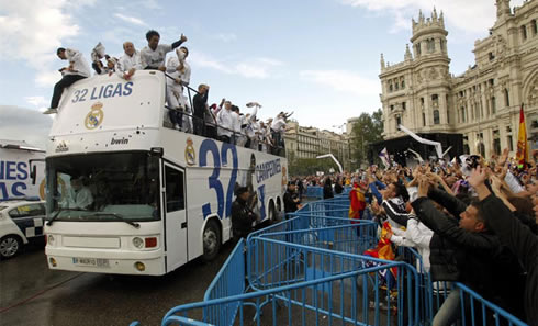 Real Madrid bus and players, arriving to the Cibeles in 2012