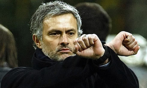 José Mourinho hand gesture in an Inter Milan game, as if his hands were constrained