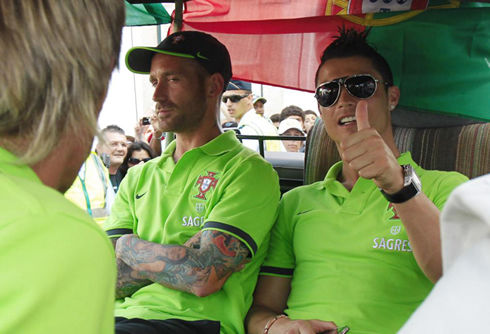 Cristiano Ronaldo with sunglasses and Raúl Meireles just next to him, in 2012