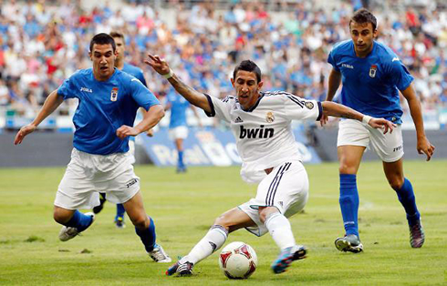 Angel Di María making a strong effort to strike the ball, in Oviedo vs Real Madrid, in a 2012-2013 friendly