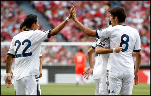 Angel Di Maria touching hands with Ricardo Kaká, in Benfica vs Real Madrid, in 2012-2013