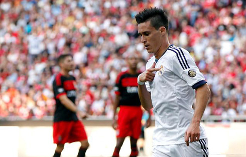 Callejón pointing to the Real Madrid badge, in a pre-season game against Benfica, in 2012-13