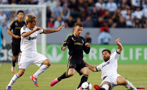 David Beckham avoiding a tackle against Xabi Alonso and Fábio Coentrão, in LA Galaxy vs Real Madrid, in 2012-2013