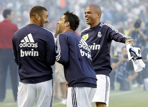 Cristiano Ronaldo laughing with Karim Benzema and Pepe, after a joke in a Real Madrid pre-season game, in the United States 2012-2013