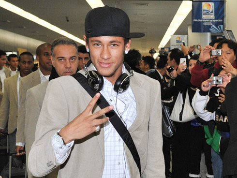 Neymar fashion style, wearing a cap, a shirt and a jacket, at the airport in 2012
