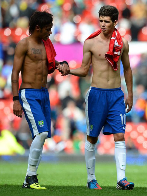 Neymar shirtless, showing his chest and skinny body muscles, with Óscar from Chelsea, in 2012
