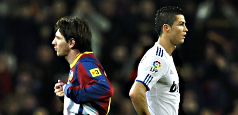 Cristiano Ronaldo with his back turned against Lionel Messi, in Real Madrid vs Barcelona, in 2012