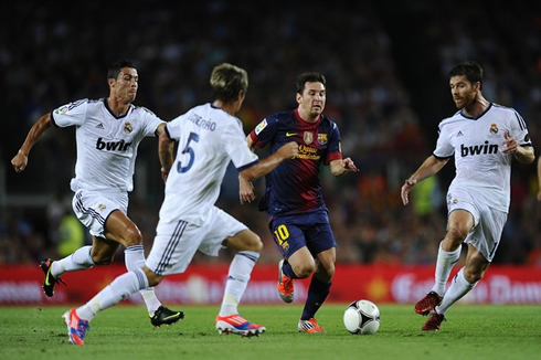 Cristiano Ronaldo chasing Lionel Messi, in Barcelona vs Real Madrid, in 2012-2013