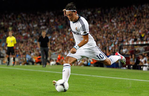 Mesut Ozil making a left foot cross for Real Madrid in 2012