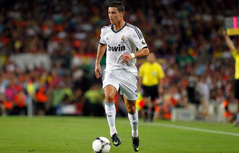 Cristiano Ronaldo running with the ball glued to his foot, in Barcelona vs Real Madrid, in 2012