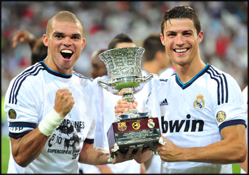Ronaldo Barcelona on Cristiano Ronaldo And Pepe Holding The Spanish Supercup Trophy  In