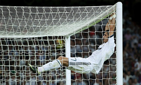 Cristiano Ronaldo hanging at the post of Barcelona's goal, in Real Madrid vs Barça, in 2012