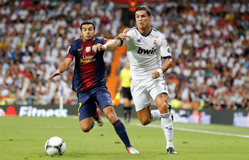 Cristiano Ronaldo sprinting with Pedro Rodriguez, in Real Madrid vs Barcelona in 2012