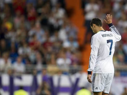 Cristiano Ronaldo raising his right hand to ask for apologies, in a Real Madrid game in 2012-2013
