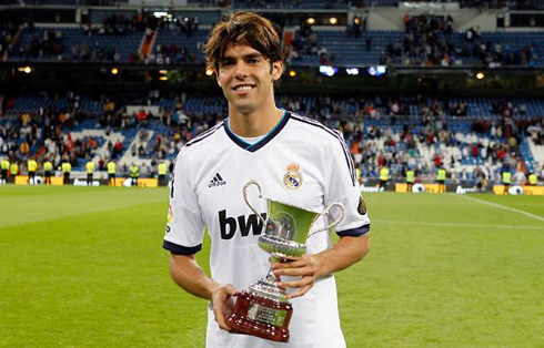Ricardo Kaká showing off his trophy and award for being the MVP in Real Madrid vs Millonarios, in 2012-2013