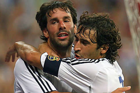 Ruud van Nistelrooy hugging Raúl Gonzalez Blanco, in Real Madrid