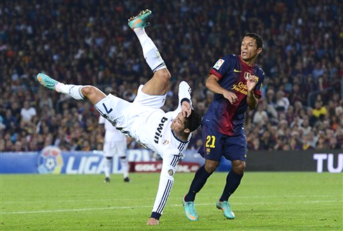 Cristiano Ronaldo shoulder injury, in Barcelona vs Real Madrid for La Liga 2012-2013, after trying a bicycle kick