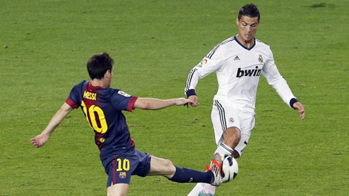 Lionel Messi fights with Cristiano Ronaldo and tries to get him injured, in Barcelona vs Real Madrid in 2012-2013