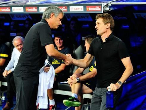 Tito Vilanova and José Mourinho greeting each other, as if they were friends in 2012
