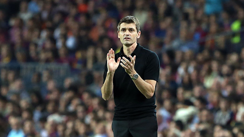 Tito Vilanova clapping his players during a Barcelona game in 2012-2013