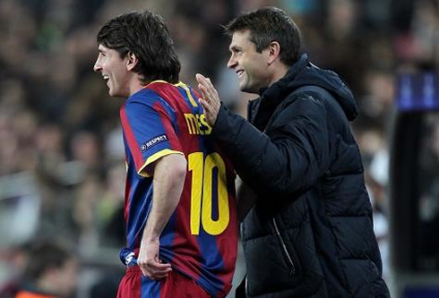 Tito Vilanova talking to Lionel Messi during a game for Barcelona