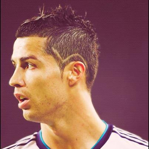 Ronaldo  Haircut 2012 on Cristiano Ronaldo New Hair Style And Haircut  With A V Letter On The