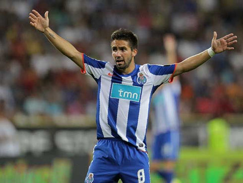 João Moutinho protesting by opening his arms in FC Porto