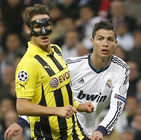 Cristiano Ronaldo and Sebastian Kehl wearing a mask, in Real Madrid 2-2 Borussia Dortmund, for the UEFA Champions League 2012-2013