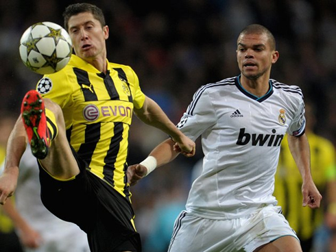Pepe watching Robert Lewandowski receiving the ball in Real Madrid vs Borussia Dortmund, for the UEFA Champions League 2012-2013