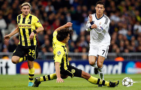 Cristiano Ronaldo receiving a tackle from Hummels, in Real Madrid 2-2 Borussia Dortmund, for the UEFA Champions League, in 2012-2013