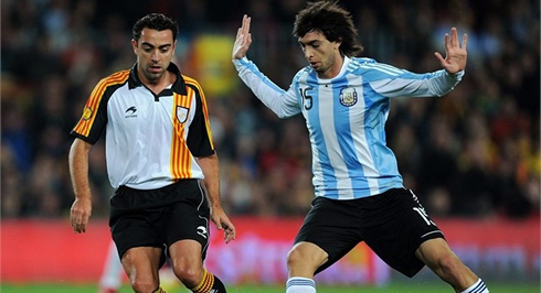 Javier Pastore and Xavi Hernandez, playing in Argentina vs Catalunya