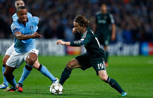 Luca Modric protecting the ball with his weak body against Vicent Kompany, in Manchester City vs Real Madrid, in 2012-2013