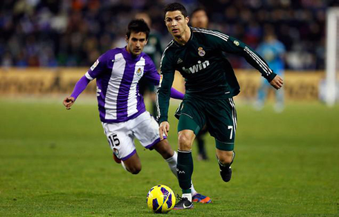 Cristiano Ronaldo running faster than a Valladolid defender, in a game for Real Madrid in 2012-2013