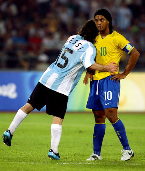 Lionel Messi hugging Ronaldinho in a Brazil vs Argentina game