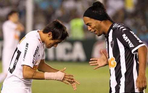 Neymar and Ronaldinho playing around, in Santos vs Atletico Mineiro in 2012-2013