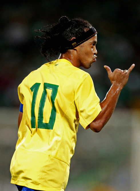 Ronaldinho classic goal celebration hand gesture, in Brazil