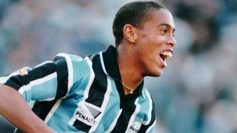 Ronaldinho playing in Gremio de Porto Alegre, in Brazil, with only 17 years old of age