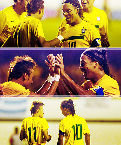 Ronaldinho playing with Neymar, in the Brazilian National Team
