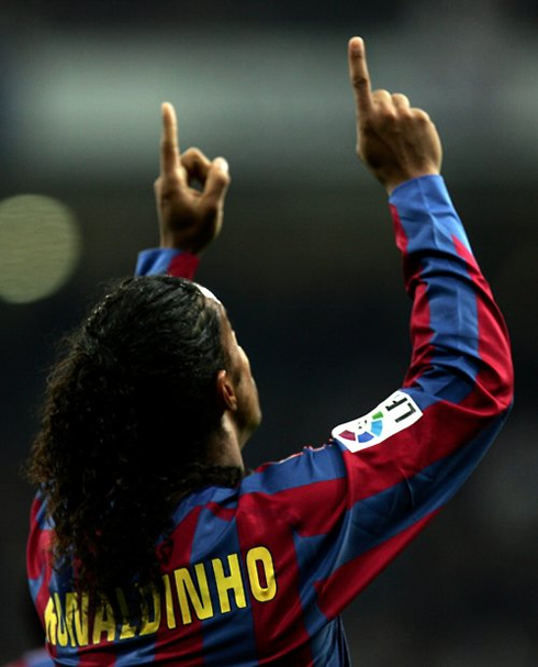 Ronaldinho pointing his fingers to the sky, after scoring for Barcelona