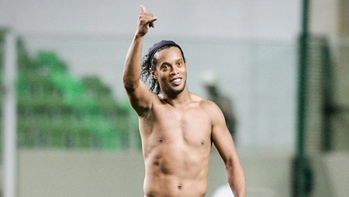 Ronaldinho shirtless, showing his body and six pack abs